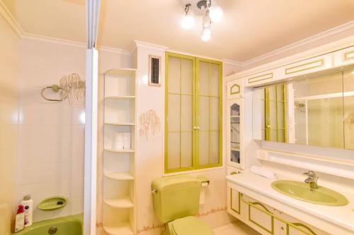 uma casa de banho com um WC verde e um lavatório em Vistas increíbles! a 3 minutos de la playa con Wifi em Santander