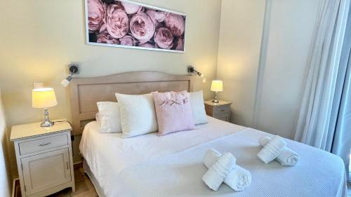 1 dormitorio con 1 cama con toallas en Sebastian's - Agios Gordios Beach en Agios Gordios
