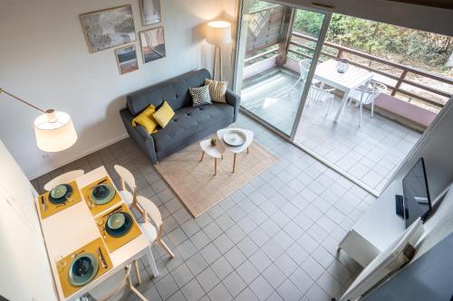 - un salon avec un canapé dans l'établissement Chaleureux appartement à 500m de l’océan et 150m du Golf Moliets-Plage, à Moliets-et-Maa