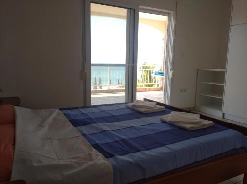 En eller flere senge i et værelse på THASSOS LOVELY MAISONETTE BY THE SEA