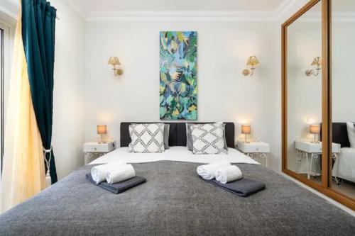 a bedroom with a large bed with two towels at WOW Flat, Birdie, Golf, Spa & Swimming Pool (WIFI) in Lagos