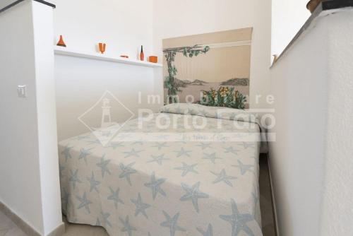 Postel nebo postele na pokoji v ubytování 9 FARO - Porto Faro finestra su un mare d'amare