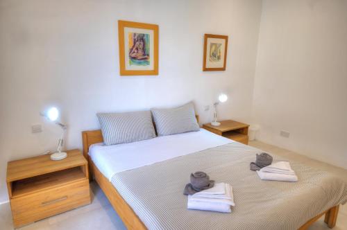 um quarto com uma cama com toalhas em Large and comfortable 2-bedroom apartment in St. Julian's DBRI1-1 em St. Julian's