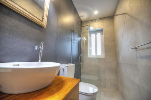 Ένα μπάνιο στο Large and comfortable 2-bedroom apartment in St. Julian's DBRI1-1