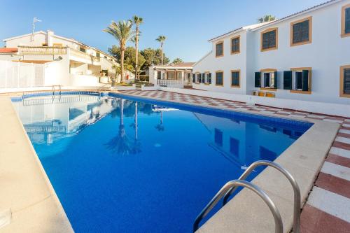 Bazén v ubytovaní Bon Repos - B10, Apartamento con Terraza en Cala'n Bosch alebo v jeho blízkosti