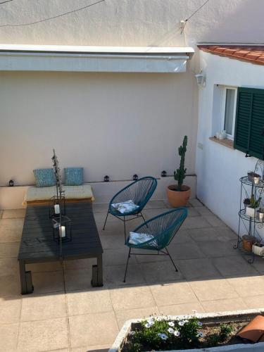 d'une terrasse avec 2 chaises et une table et des chaises en bois. dans l'établissement Les fleurs, à Cannes