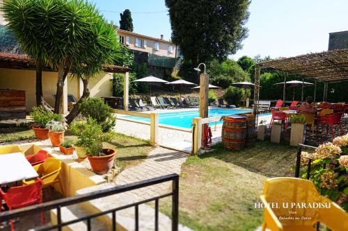 une piscine avec chaises et parasols dans une cour dans l'établissement Auberge - Hotel U Paradisu, à Vico