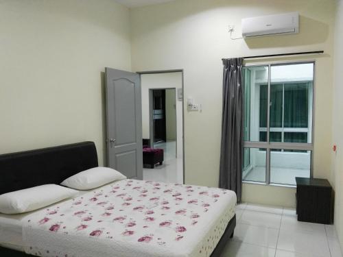 Schlafzimmer mit einem Bett und einem Fenster in der Unterkunft Fong's Ipoh SImpang Pulai Homestay in Ipoh