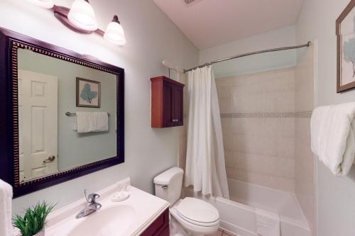 een badkamer met een wastafel, een toilet en een douche bij El Ancla del Mar in South Padre Island