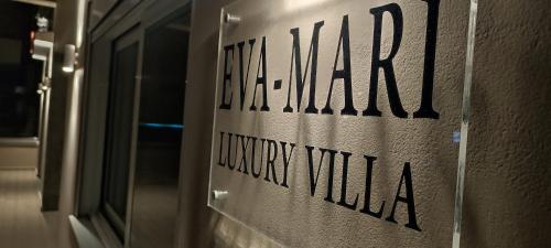 スタロスにあるLuxury Villa Eva-Mari with jacuzzi, 50m from the beachのドアに「不幸な村が変わった」と書かれた看板