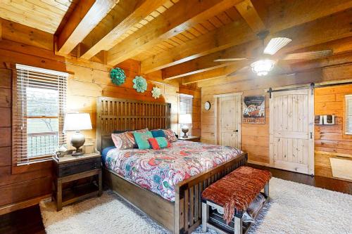 Tempat tidur dalam kamar di Elk Lodge