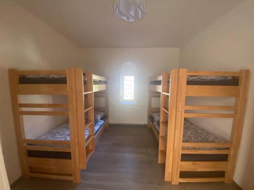 Двухъярусная кровать или двухъярусные кровати в номере Vila dům Emma