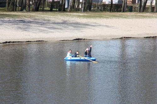 twee mensen in een waterfiets op een rivier bij Seestübchen am Herthasee in Hörstel