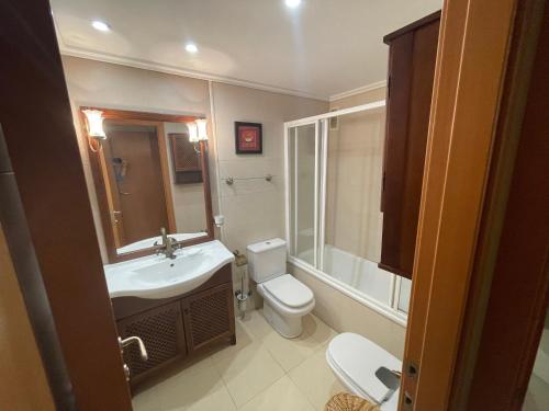La salle de bains est pourvue d'un lavabo et de toilettes. dans l'établissement Playa Sol Denia Mediterranea-Serviden, à Dénia