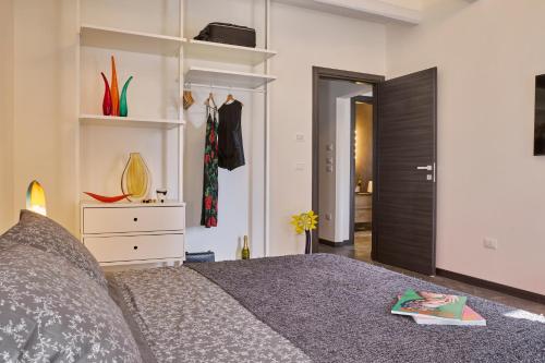 um quarto com uma cama e um closet em Simone Cenedese Murano Apartments - Cristallo em Murano