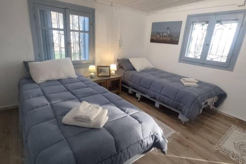 Ένα ή περισσότερα κρεβάτια σε δωμάτιο στο a front beach cottage in a protected area