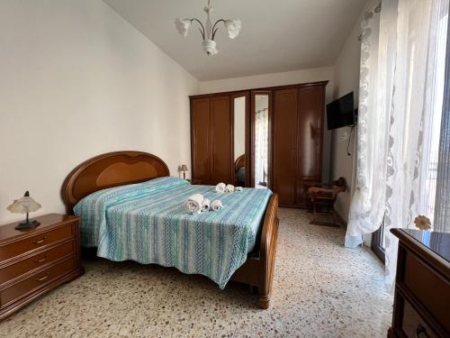 ein Schlafzimmer mit einem Bett mit zwei Handtüchern darauf in der Unterkunft Marco I..Talia in Fuscaldo