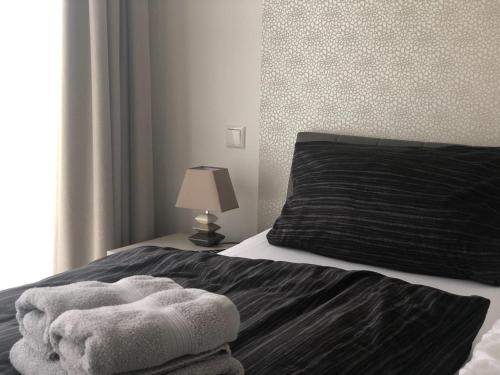 um quarto com uma cama com toalhas em Kukshörn Nordsee Park Dangast em Dangast