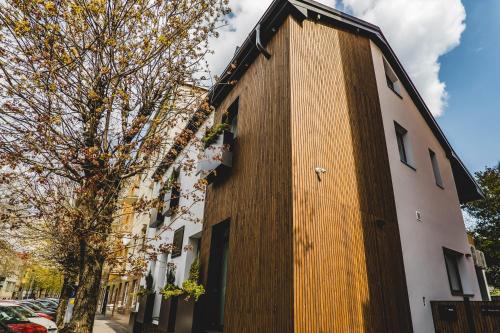 um edifício com uma parede de madeira numa rua em beauty bar concept em Žilina