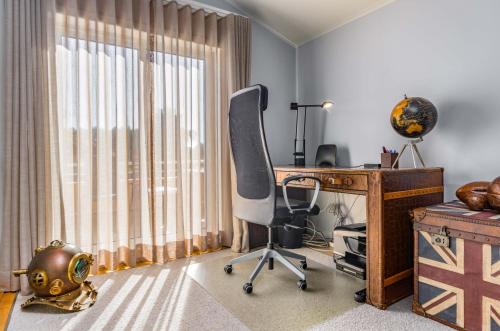a room with a desk and a chair and a helmet at Penthouse Duplex Rooftop Jacuzzi 4 Rooms 6 beds 8 Persons in Cascais