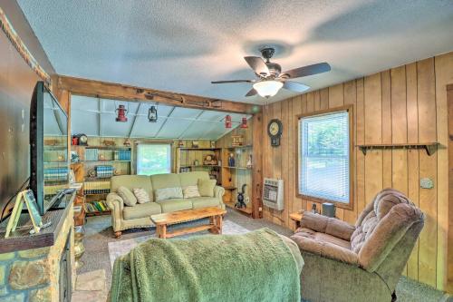 Charming Cabin in Mountain View with Deck! – Photos 3