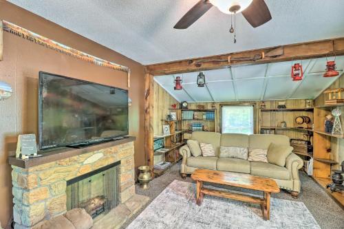 Charming Cabin in Mountain View with Deck! – Photos 5
