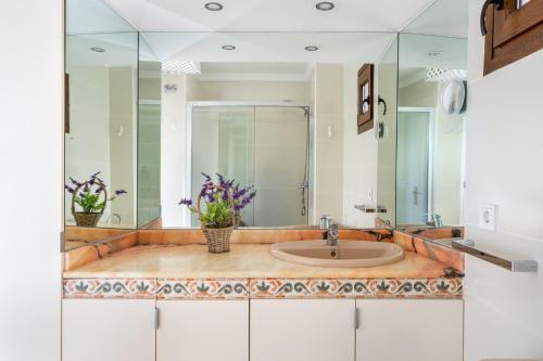 トレモリノスにあるPerla del Solのバスルーム(洗面台、鏡付)