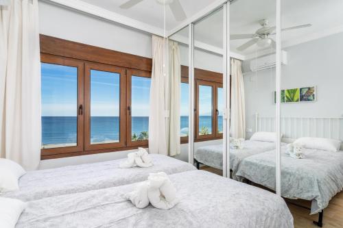 トレモリノスにあるPerla del Solのベッドルーム1室(ベッド2台付)が備わり、海の景色を望めます。