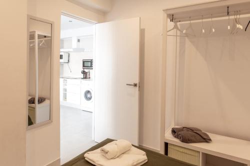 Jest to biały pokój z przesuwnymi szklanymi drzwiami i łazienką. w obiekcie Mariam Mojácar Apartment w mieście Mojácar