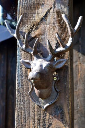 a metal deer head on a wooden post at Ardlogie Guest House in Aviemore
