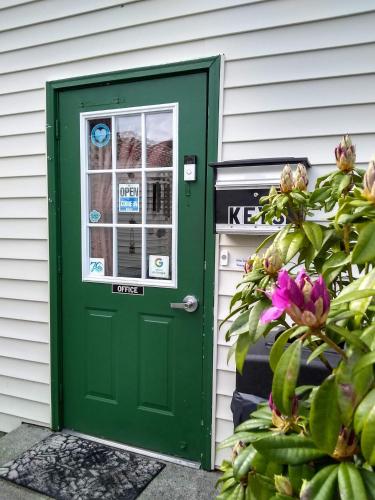 a green door on the side of a house at The Orca Inn in Friday Harbor