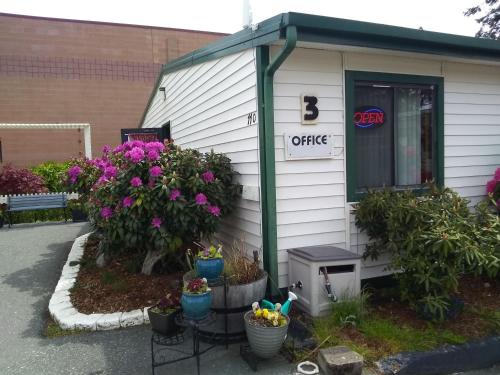 a building with flowers and plants in front of it at The Orca Inn in Friday Harbor