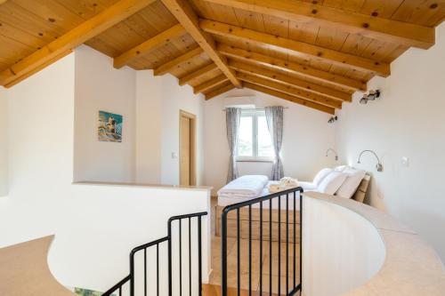 Pokój z białymi ścianami i drewnianymi sufitami w obiekcie Holiday house TOIĆI w Krku