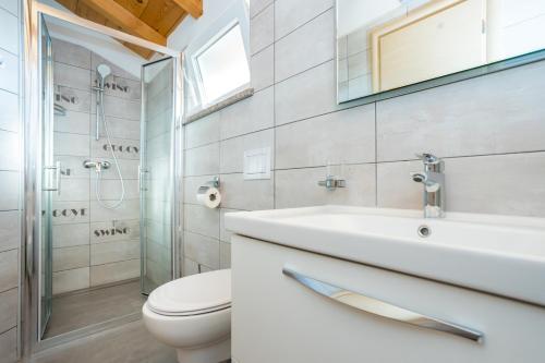 łazienka z umywalką, toaletą i prysznicem w obiekcie Holiday house TOIĆI w Krku