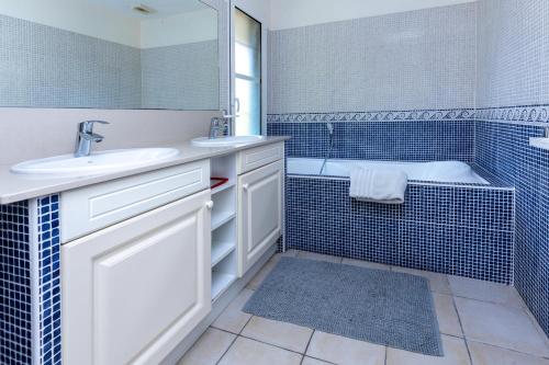 a bathroom with a sink and a tub and a shower at Care Villa T4 avec piscine in Moliets-et-Maa