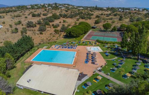 - Vistas aéreas a la piscina y a las pistas de tenis en B56 - MarinaPark 2013 Apartment, en Lagos