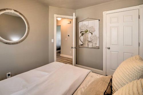 Ένα ή περισσότερα κρεβάτια σε δωμάτιο στο Billings Abode with Grill Walk to Park and Shops