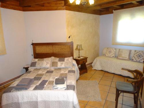 a bedroom with a bed and a bed and a window at Casa Rural Landa in Galbarra