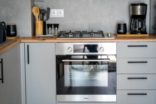a kitchen with a stove top oven in a kitchen at Apartament Willa Lniana in Sulechów