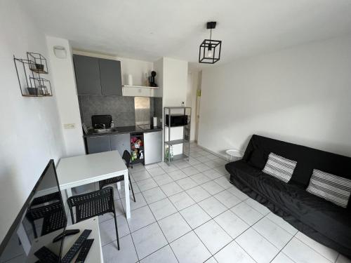 Fotografia z galérie ubytovania Le Studio 18 à Nîmes, proche centre ville & Gare TGV, Wifi Balcon v destinácii Nîmes