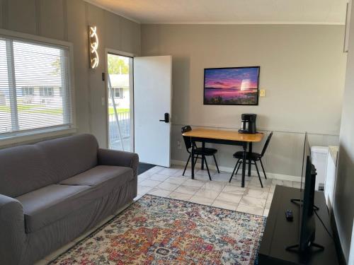 una sala de estar con un sofá y una mesa en 2 Bedroom Suite with kitchen, en Lake City