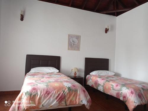 two beds sitting next to each other in a bedroom at Casa PESTANA in Fuencaliente de la Palma