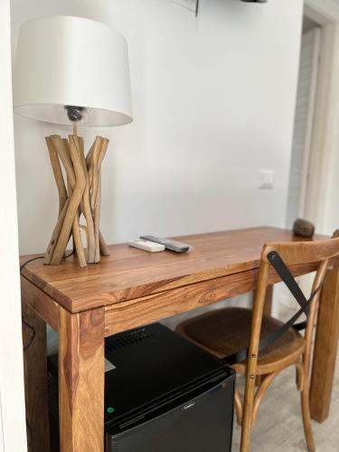 a wooden desk with a lamp on top of a microwave at MANZIL Country House in Valderice