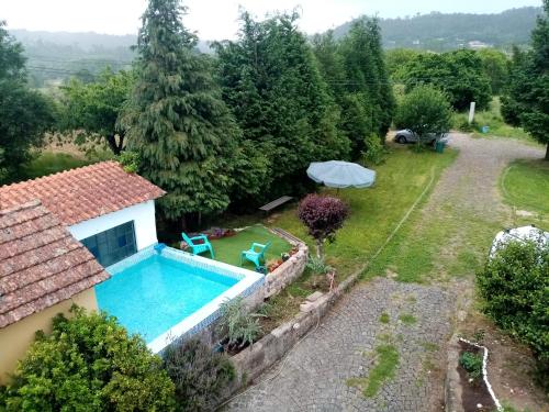 una vista aérea de una casa con piscina en Nossa Casa na Aldeia, en Viseu