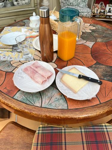 Makanan di atau berdekatan rumah tamu ini