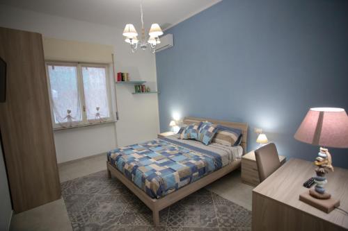 1 dormitorio con 1 cama, 1 mesa y 1 lámpara en Sipario, en Castellammare di Stabia