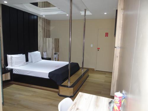 Motel Exótico Prime - Próximo GRU Aeroporto tesisinde bir odada yatak veya yataklar