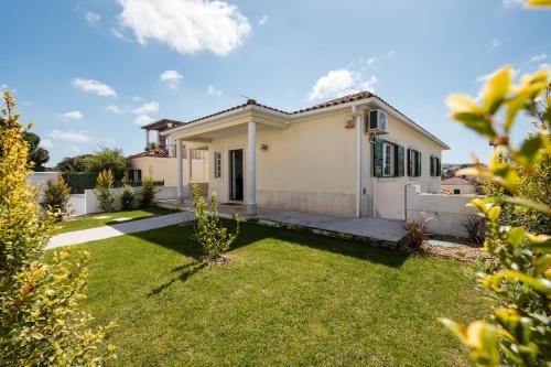 Villa with swimming pool