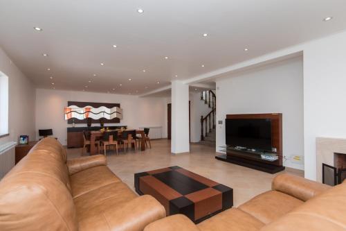 Villa with swimming pool