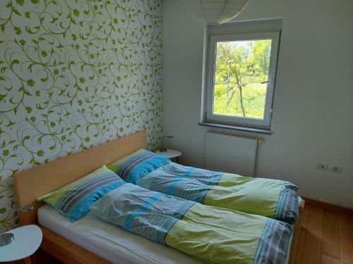 - une chambre avec 2 lits et une fenêtre dans l'établissement APARTMA GONZO, à Bovec